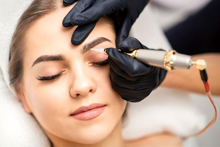 beautician-applying-permanent-makeup-eyebrows-by-tattoo-machine-toolOPT